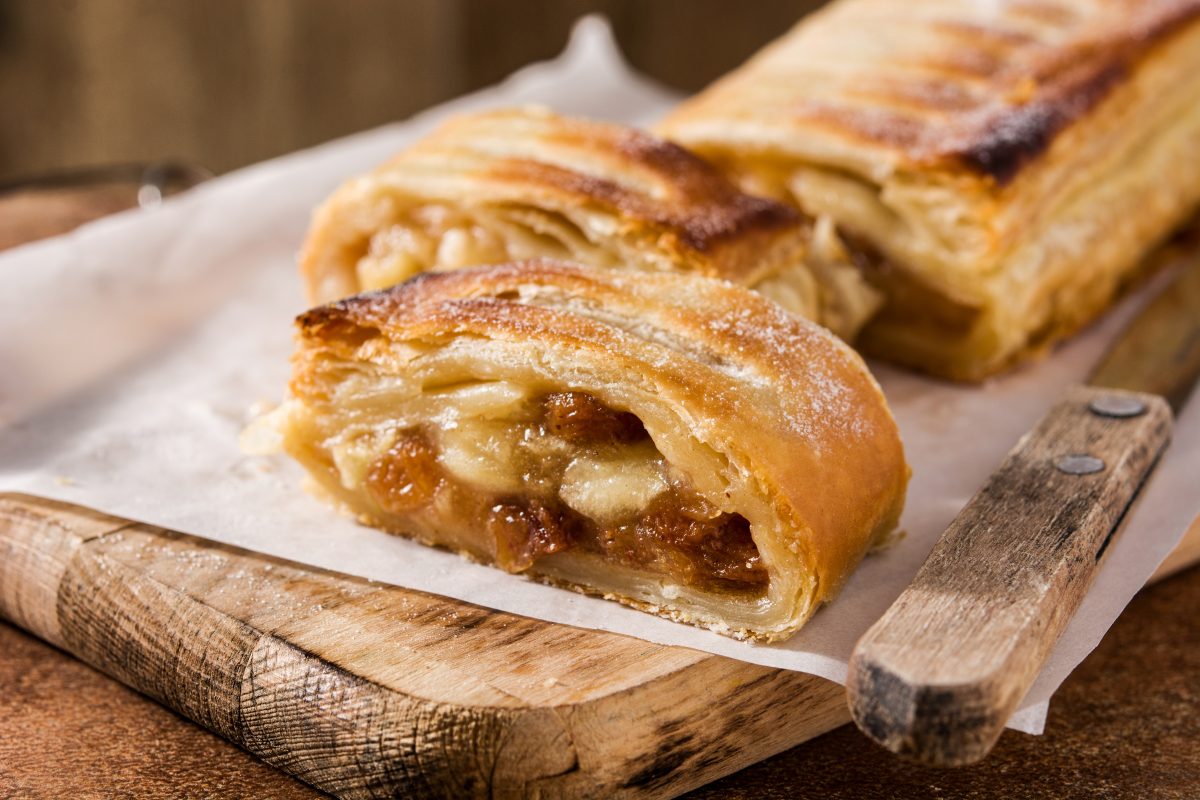 ricetta della nonna dello strudel AdobeStock 295087339