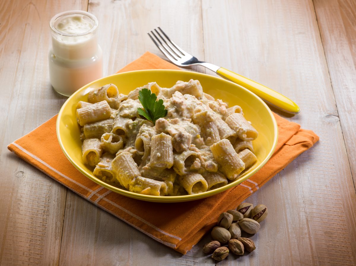 rigatoni panna e pistacchi il AdobeStock 76293895