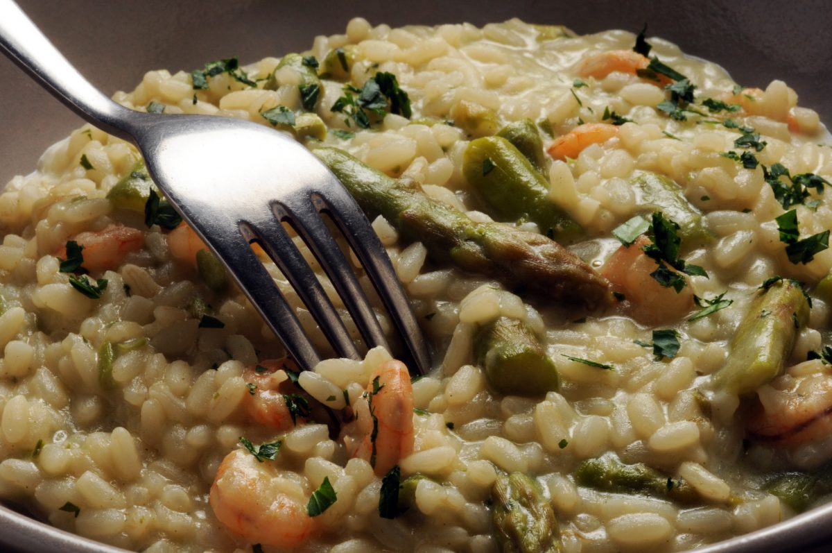 risotto con asparagi e gamberetti AdobeStock 355853542