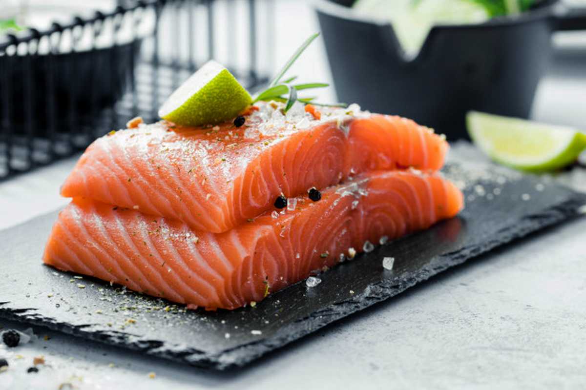 salmoni dallevamento il colore rosa two pieces raw salmon fillet with fresh herb rosemary spices olive oil black slate plate 147970 5