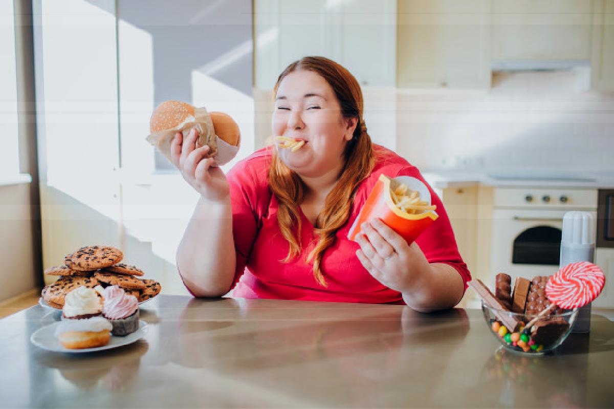 cinque o sei cose che fat young woman kitchen sitting eating junk food 152404 5374