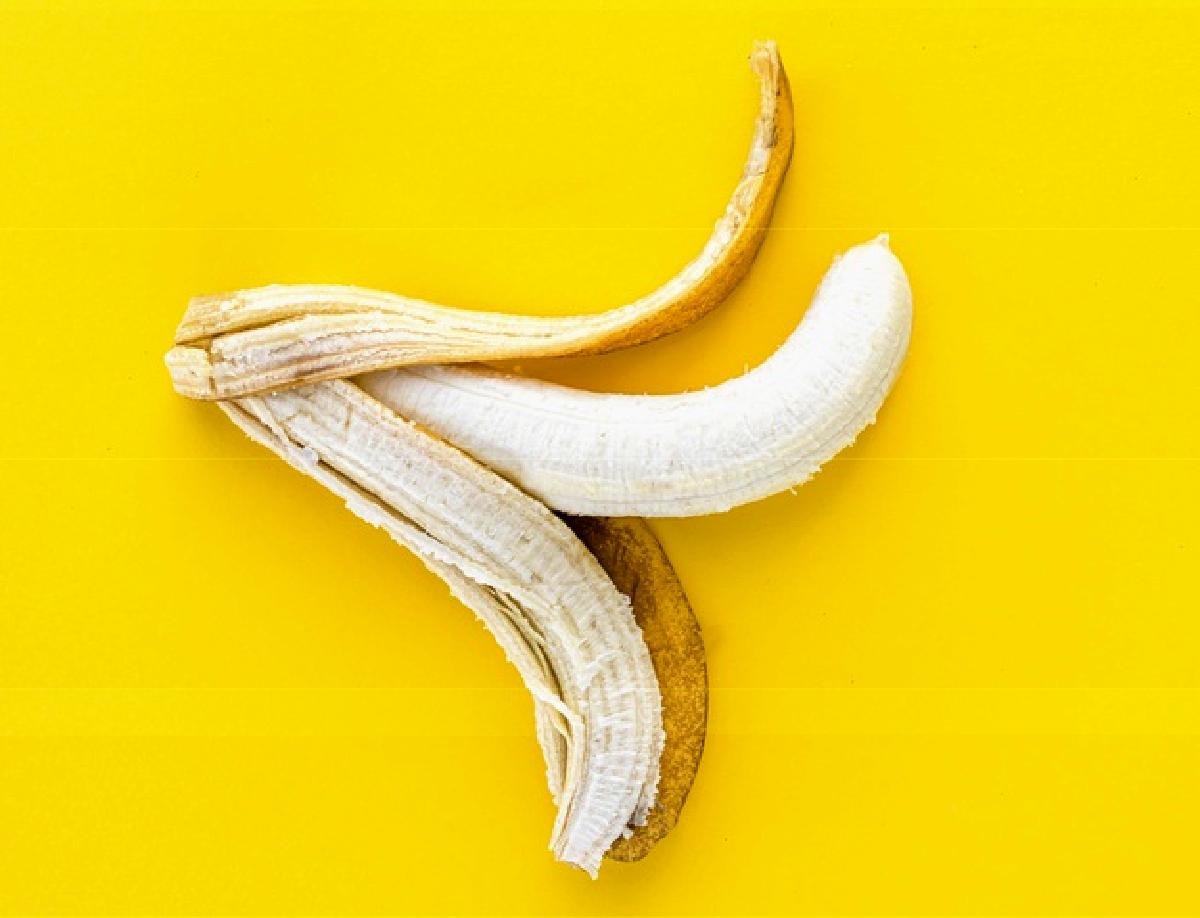 come trasformare le bucce di top view peeled banana yellow background 23 2148594991