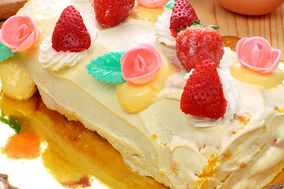 dessert meraviglioso lo fai in tronchetto panna e fragole