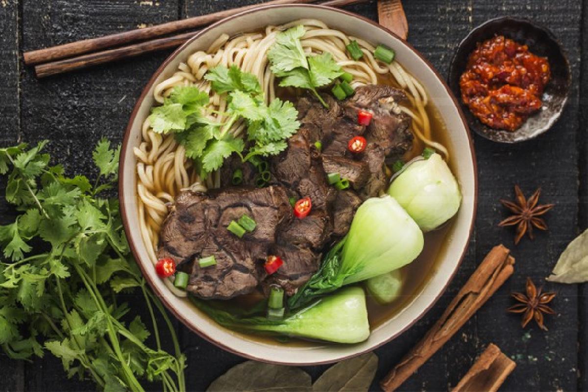 scopri i 10 alimenti a spicy red soup beef noodle bowl wooden table 1205 9010