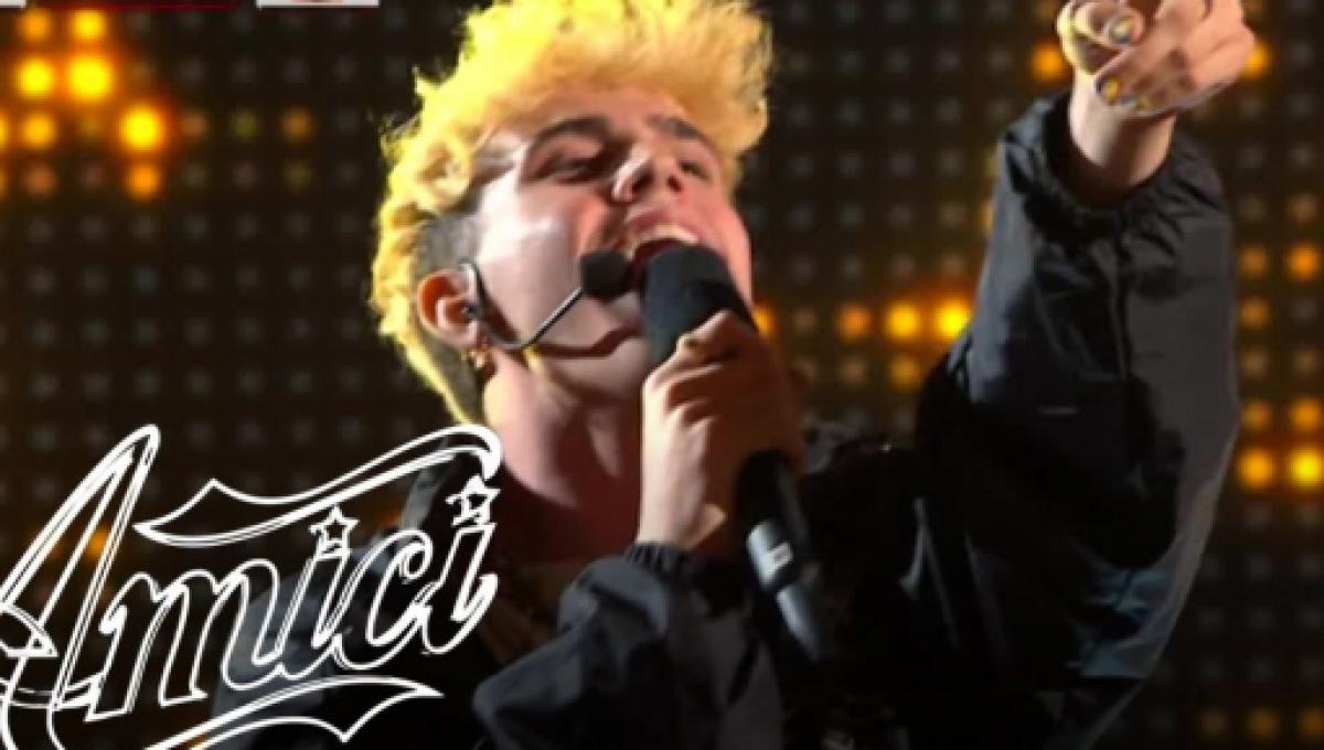 amici 20 aka7even in diretta amici 20 mi manchi del cantante aka7even e disco di platino 2621088