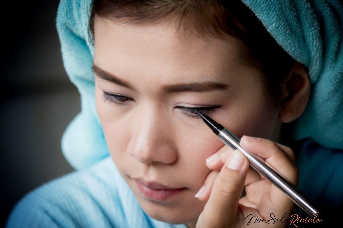 applicare leyeliner a penna in 4