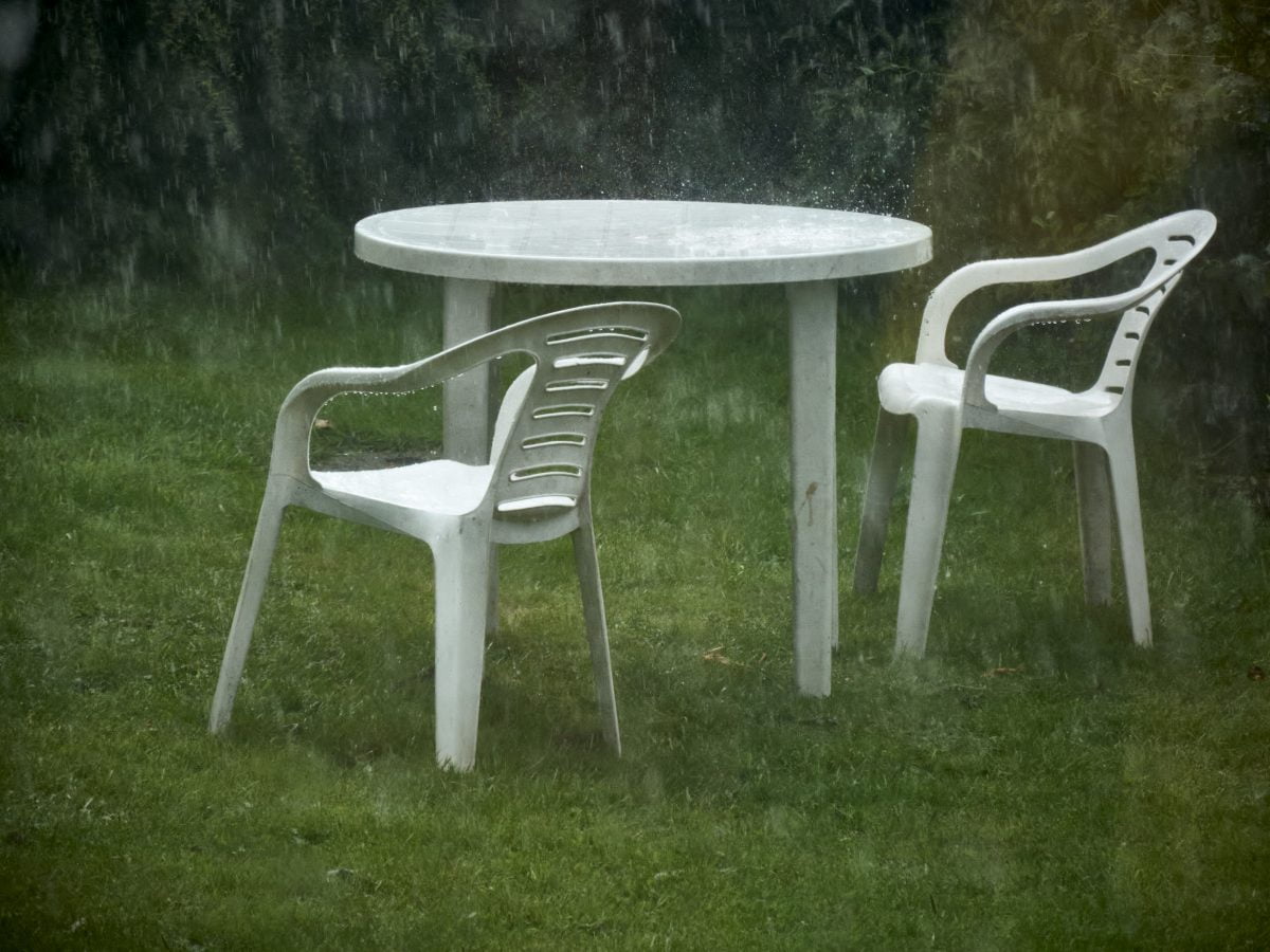 come pulire tavoli e sedie AdobeStock 388056737