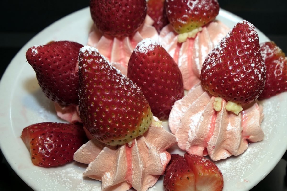 dessert alla fragola con 3 AdobeStock 197103750