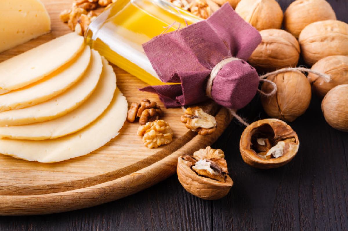 fosforo non solo per la walnuts shell shelled walnuts walnut oil it is used dietary healthy nutrition source vitamins polyunsaturated fatty acids 155165 7331