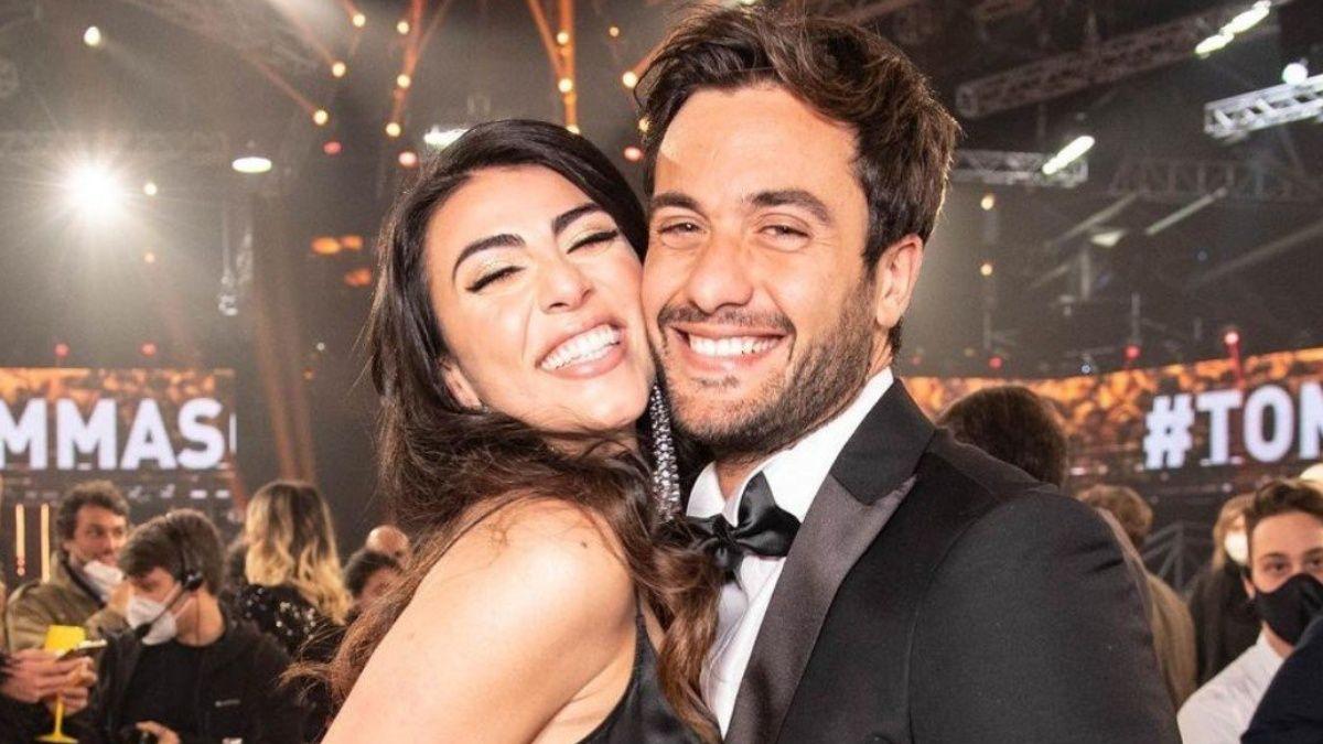 giulia salemi fa un gesto pierpaolo pretelli prende in giro i paparazzi e mette la mano sul pancino di giulia salemi 2602002