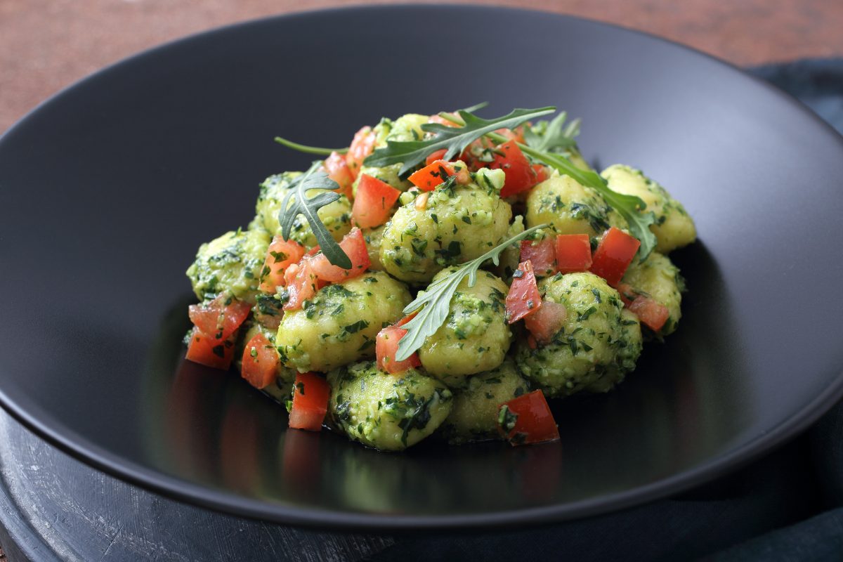 gnocchi di pane con pesto AdobeStock 262948426