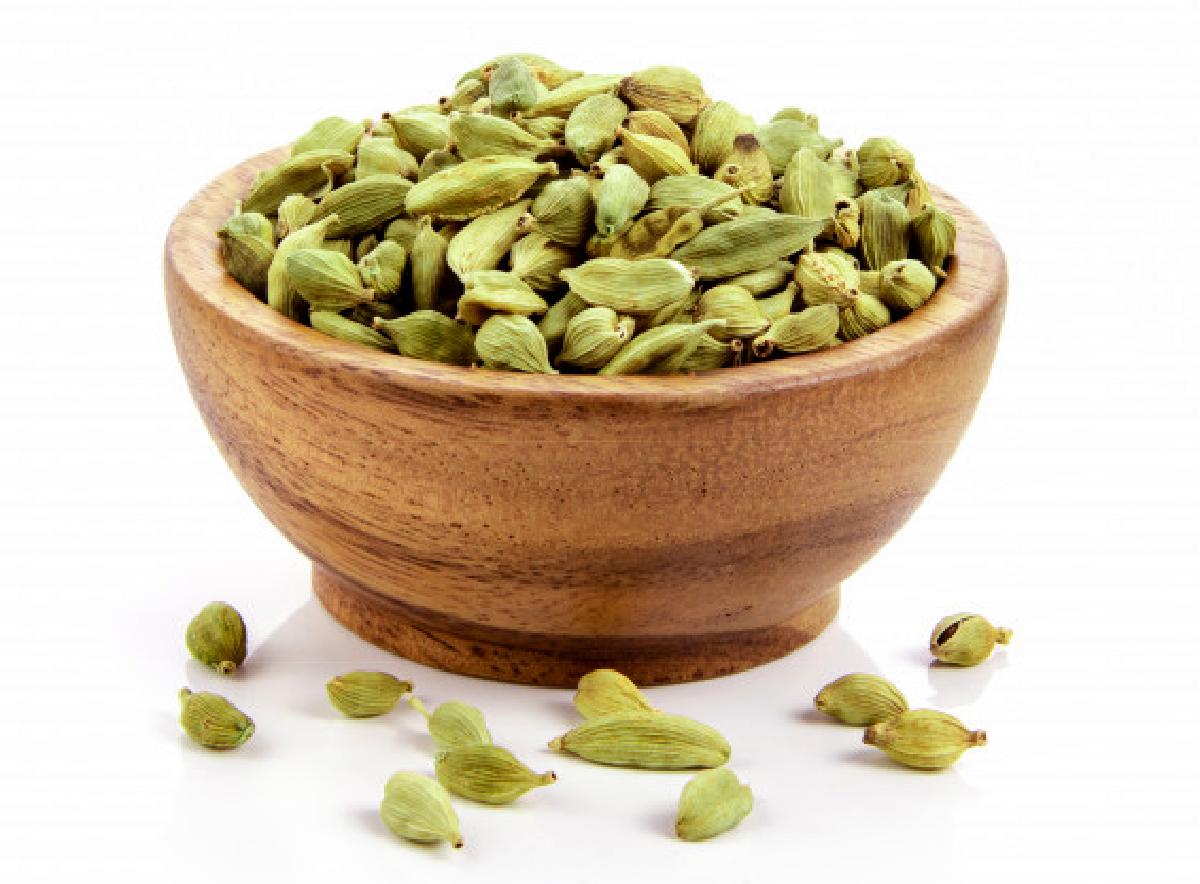 il cardamomo scopri 8 proprieta cardamom wood bowl isolated white surface 55883 3414