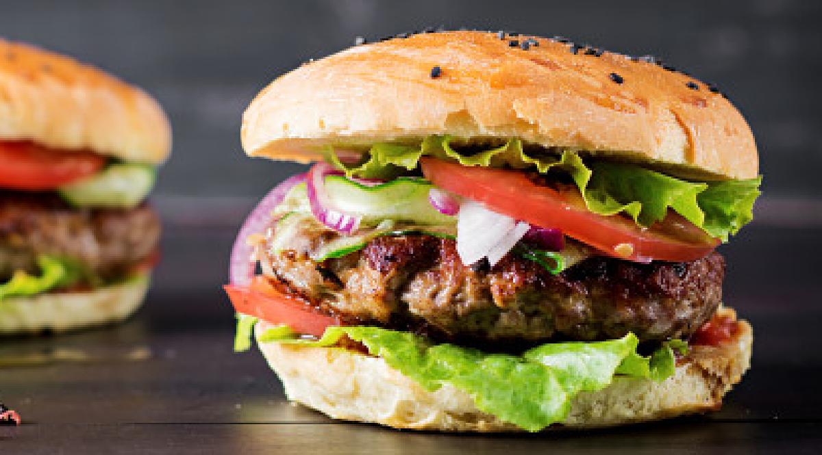 mangiare meno carne rossa e hamburgers with beef tomato red onion lettuce 2829 10845