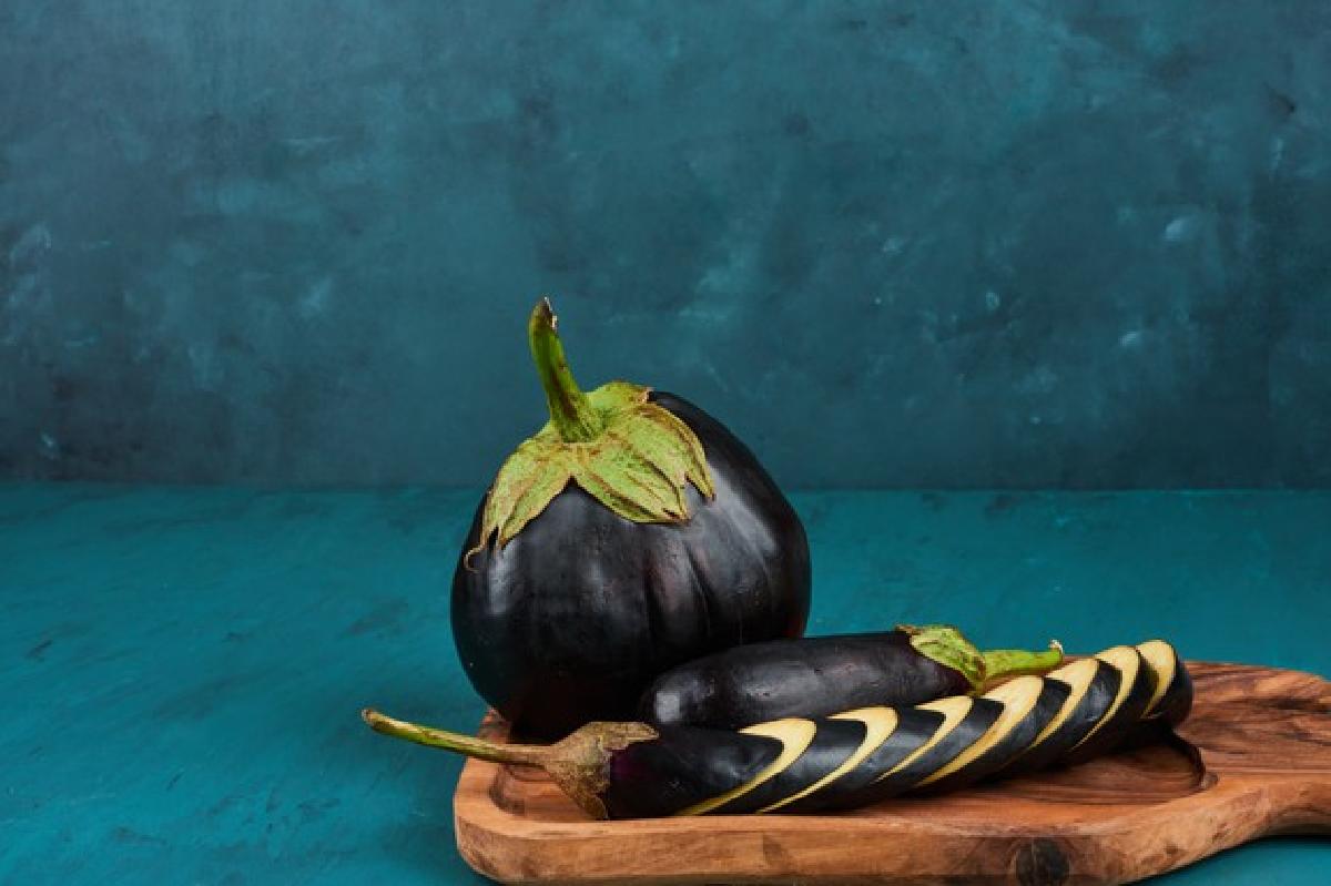 parmigiana di melanzane si ma eggplant slices wooden board 114579 18607