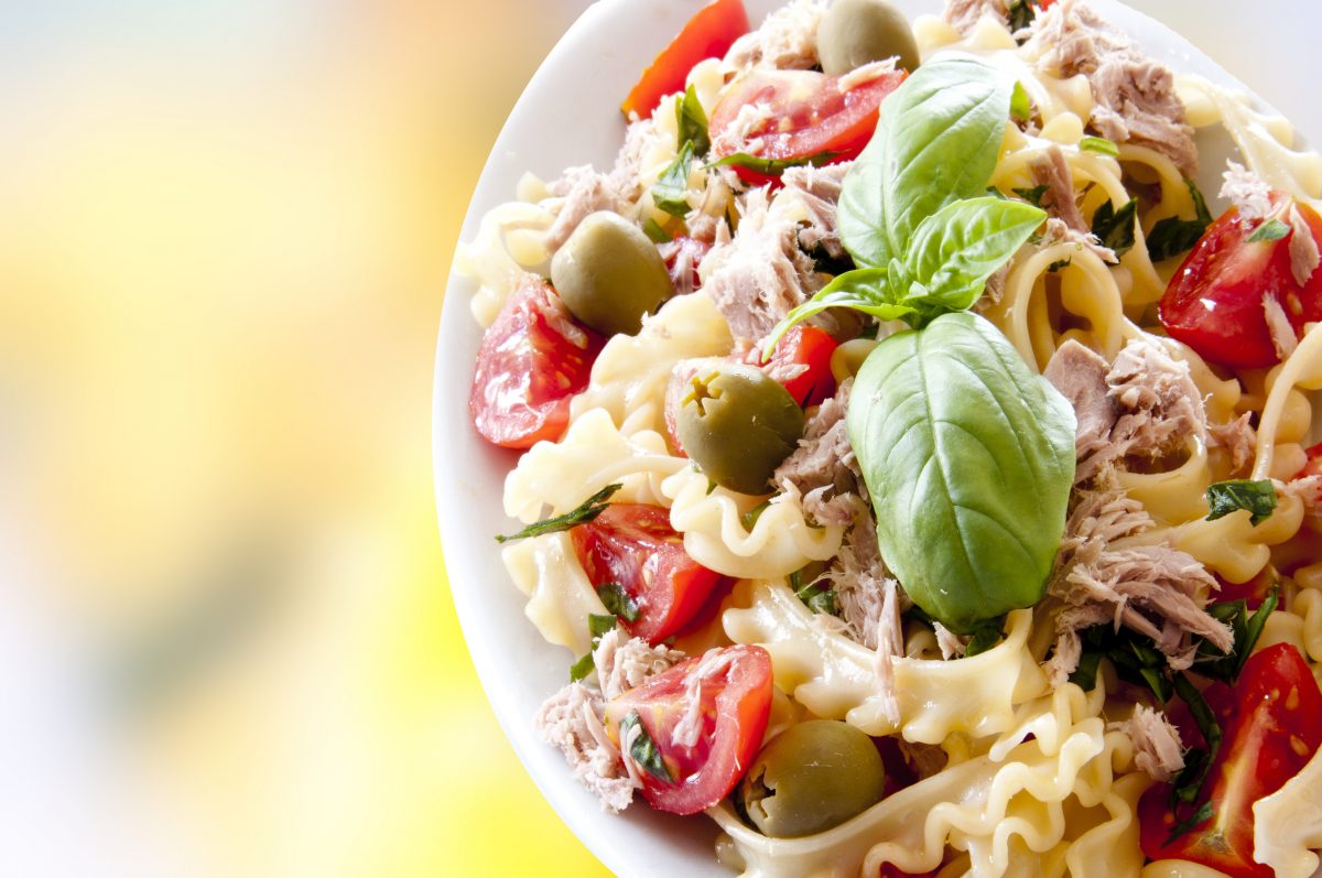 pasta fredda tonno e olive AdobeStock 43993056