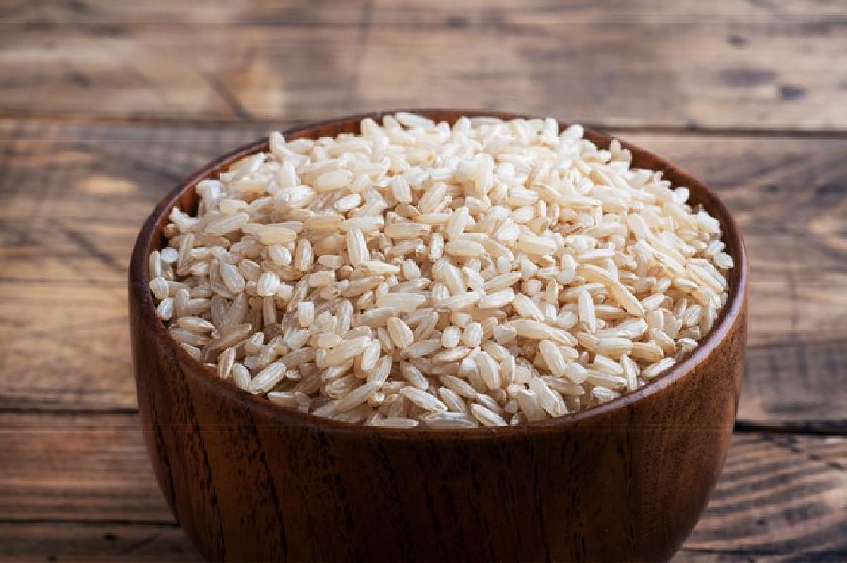 pesticidi in 20 confezioni di brown rice raw long grain bowl wooden table copy space 78677 8685