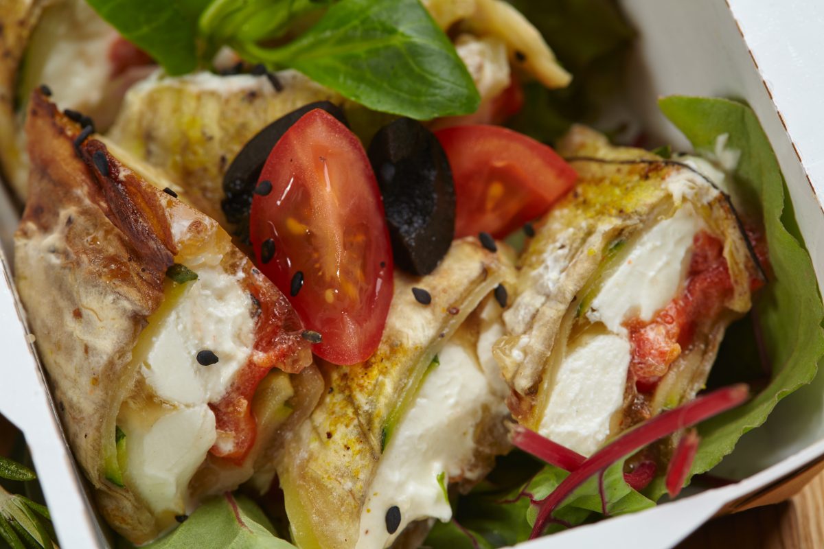 rotoli di melanzana cotti al AdobeStock 110579181