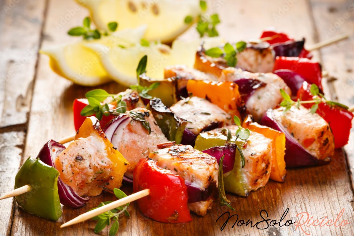 spiedini coloratissimi salmone e verdure 5