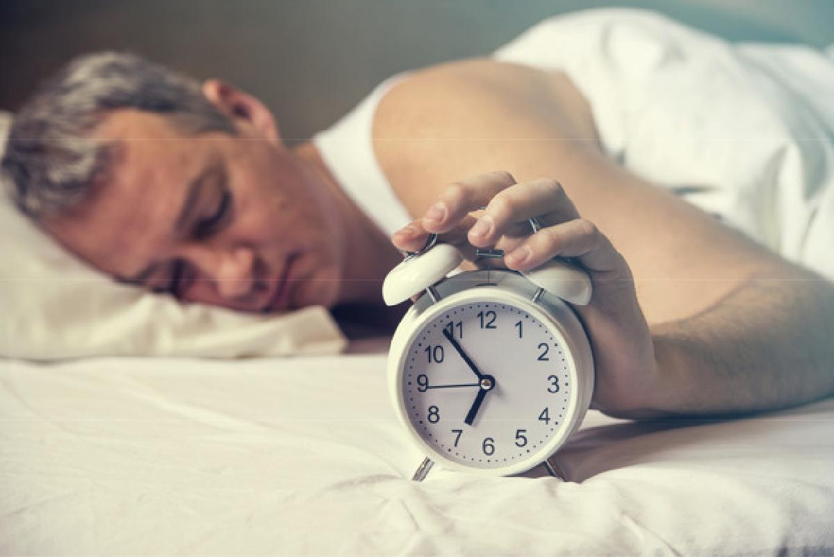 svegliarsi unora prima puo combattere waked up hand turns off alarm