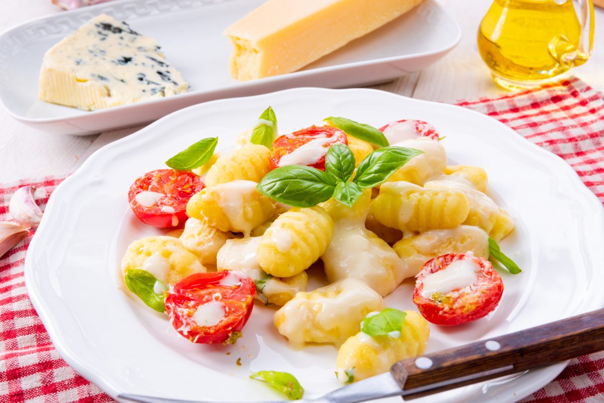 gli gnocchi stracchino pomodorini e AdobeStock 216269821