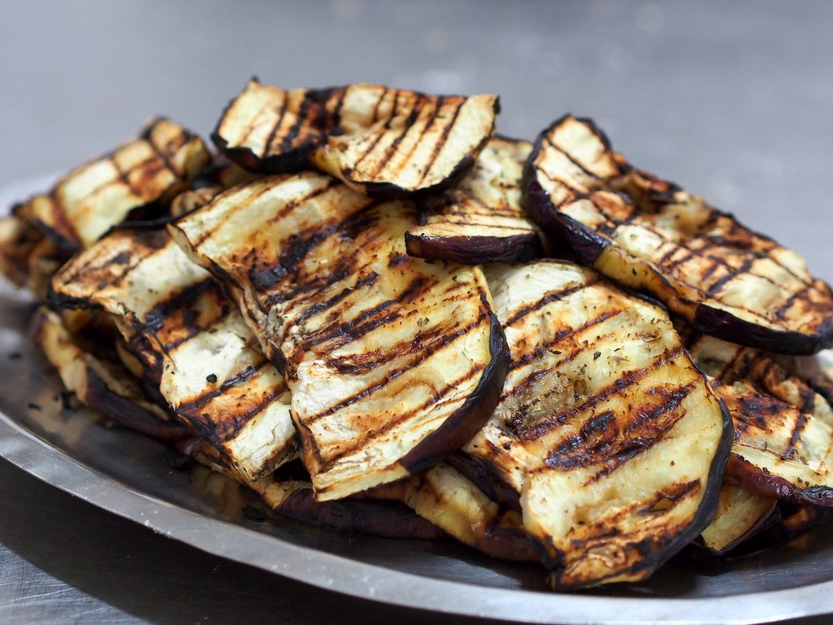 melanzane grigliate con salsa alla AdobeStock 97559437