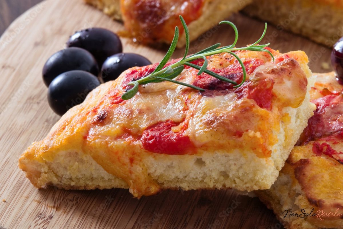 pizza fatta con una mano 1