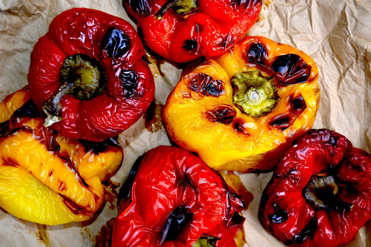 arrostire i peperoni con la AdobeStock 355236485