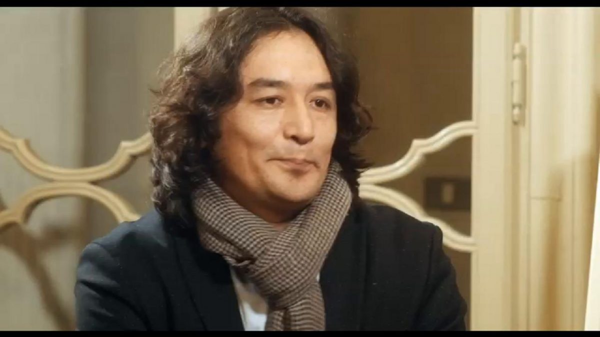 attore di origine afghana riabbraccia Basir