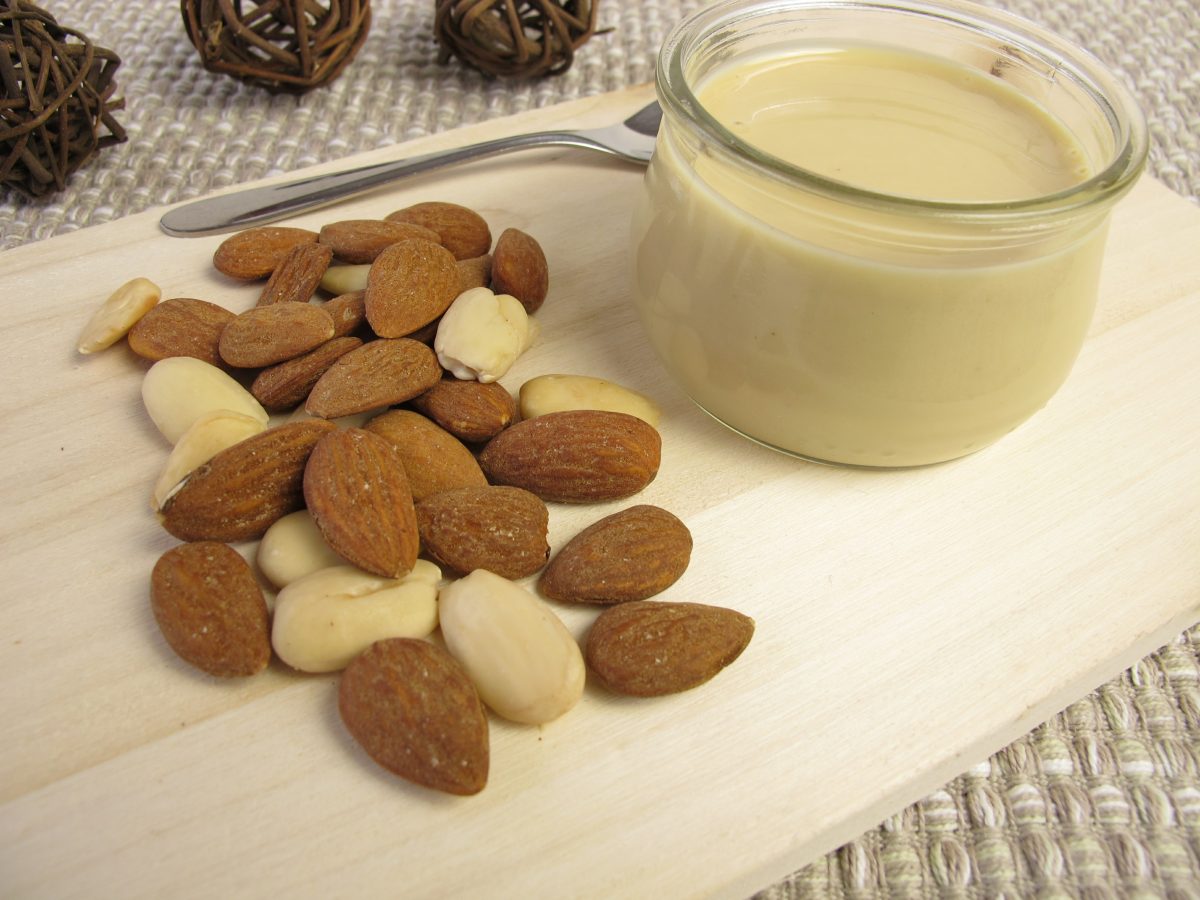 burro di mandorle si puo AdobeStock 62335296