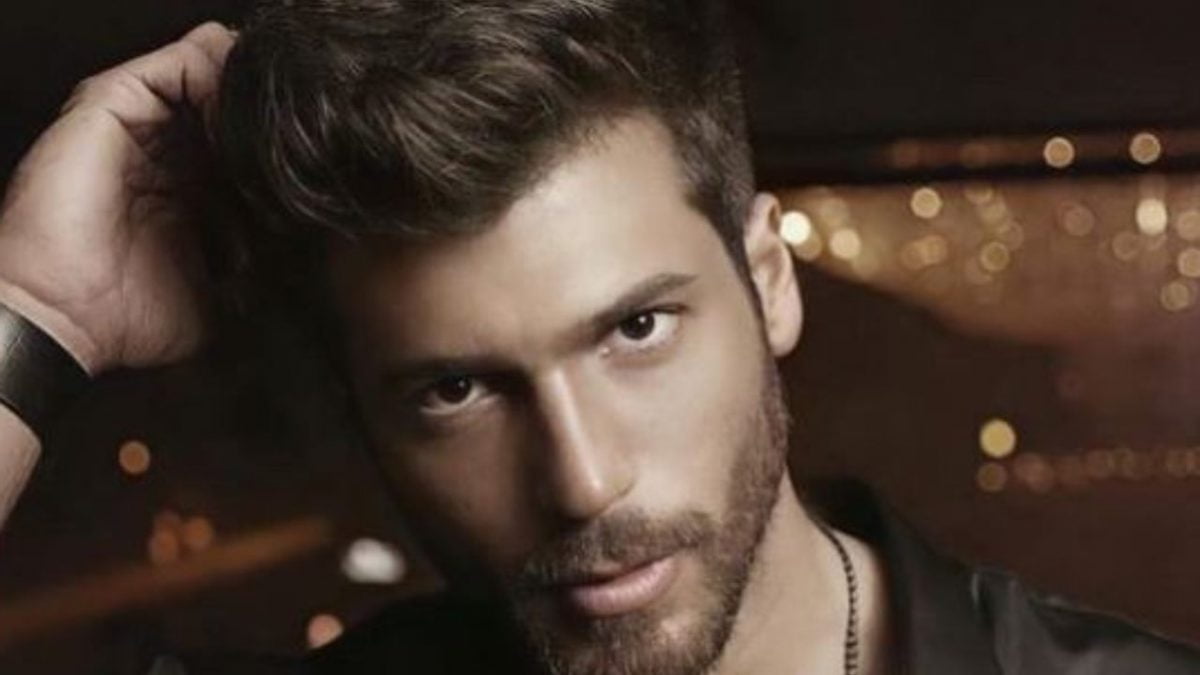 can yaman e le sue Can Yaman con la mano tra i capelli
