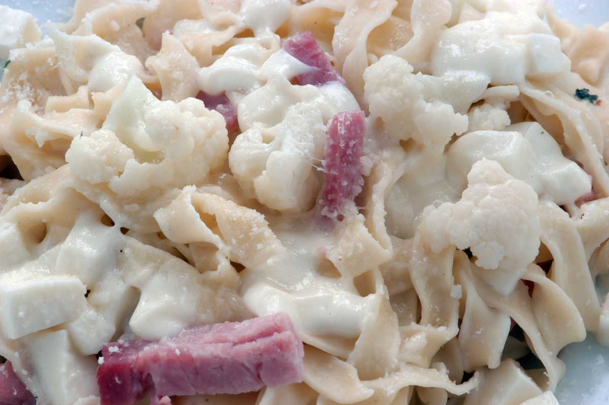 rigatoni con crema di cavolfiore AdobeStock 14567160