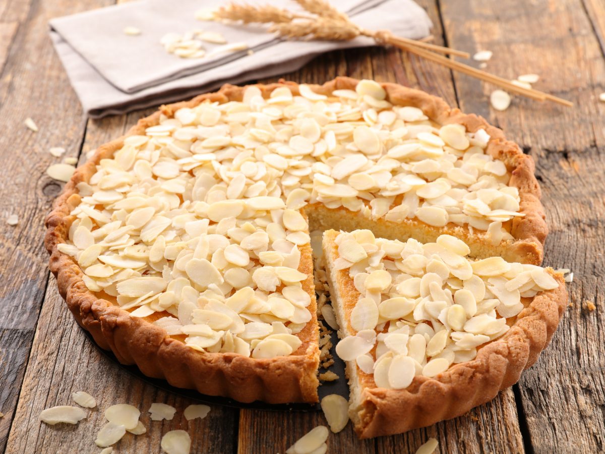 torta frangipane la ricetta elegante AdobeStock 191229284