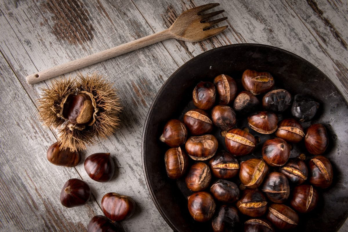 castagne cotte in friggitrice ad AdobeStock 123934411