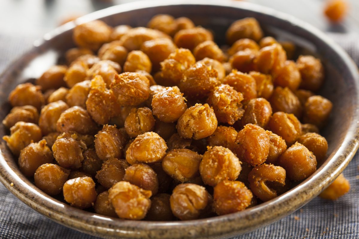 ceci fritti in friggitrice ad AdobeStock 63599099