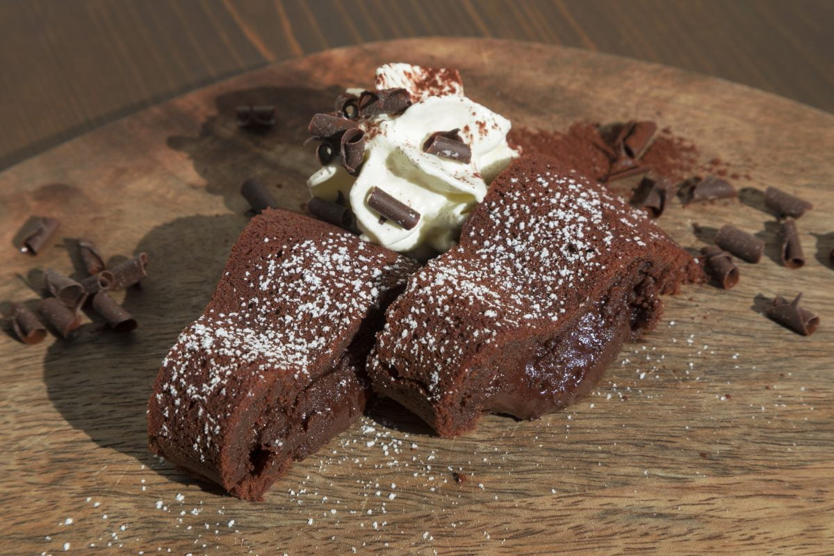 ciambella con cuore di cioccolato AdobeStock 254623536