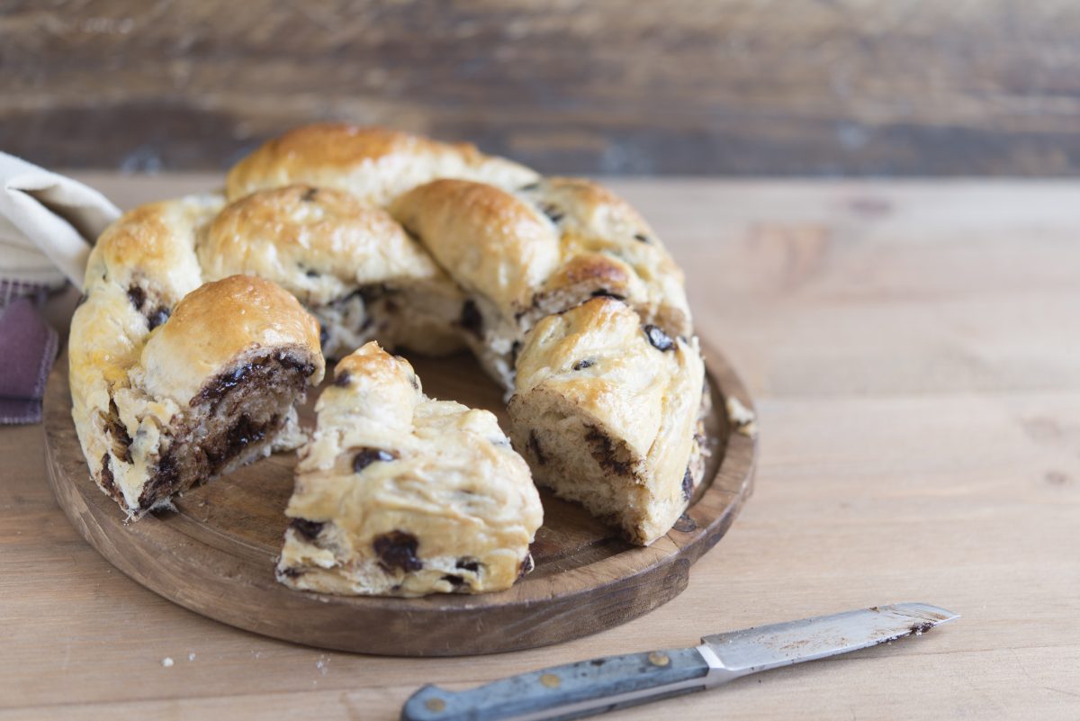 deliziosa treccia di pan brioche AdobeStock 225376421