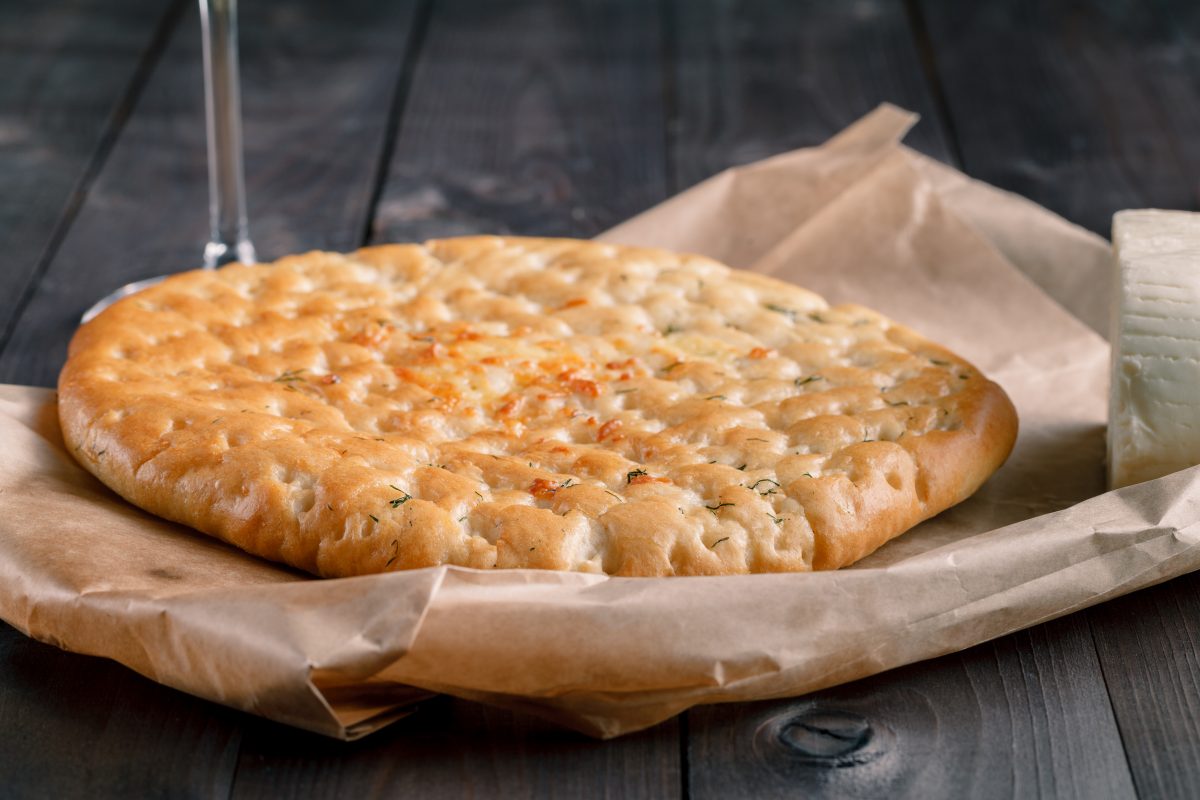 focaccia istantanea al prosciutto e AdobeStock 108979771