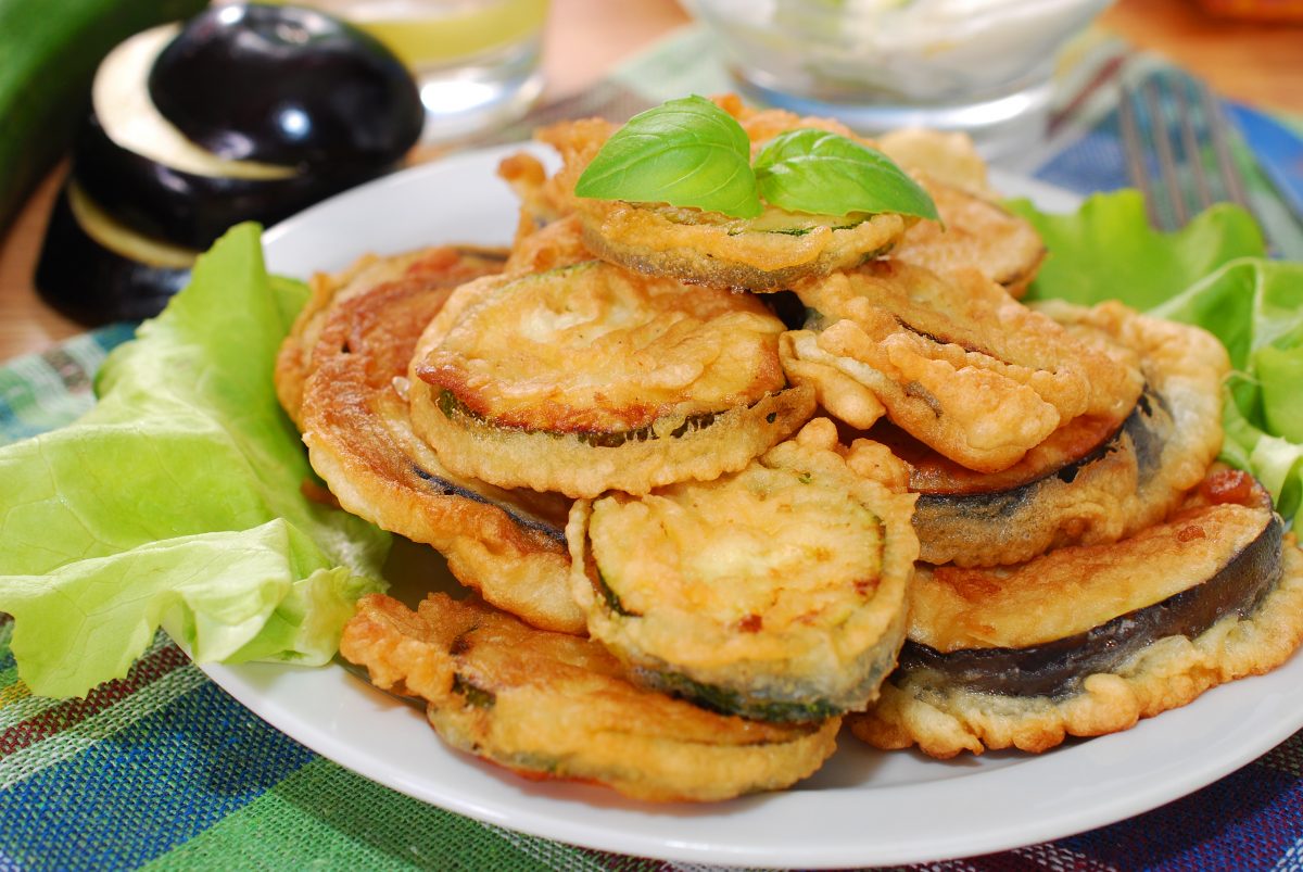 frittelle di zucchine e melanzane AdobeStock 57413788