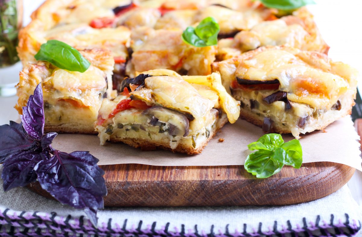 pizza croccante melanzane e asiago AdobeStock 88741242