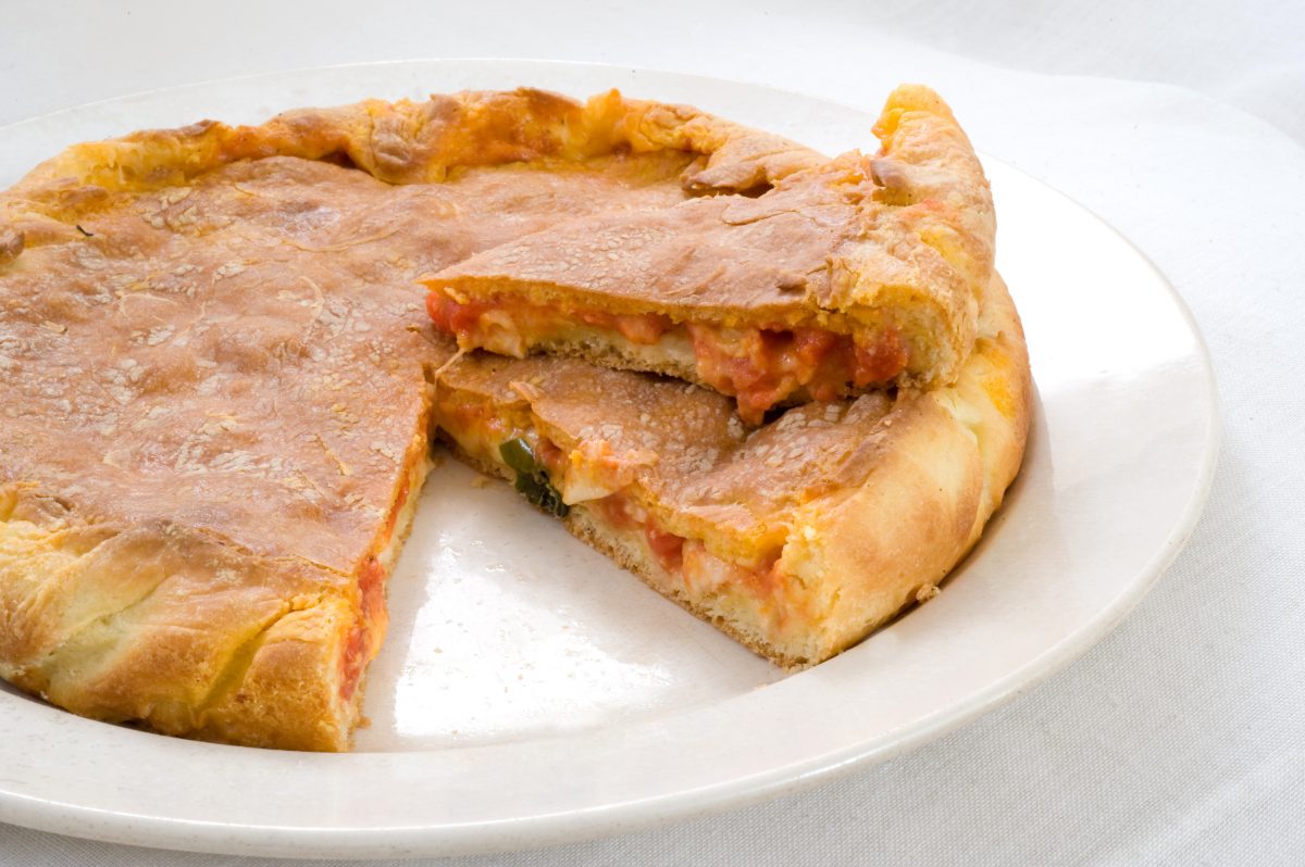 pizza ripiena con salame e AdobeStock 56117187