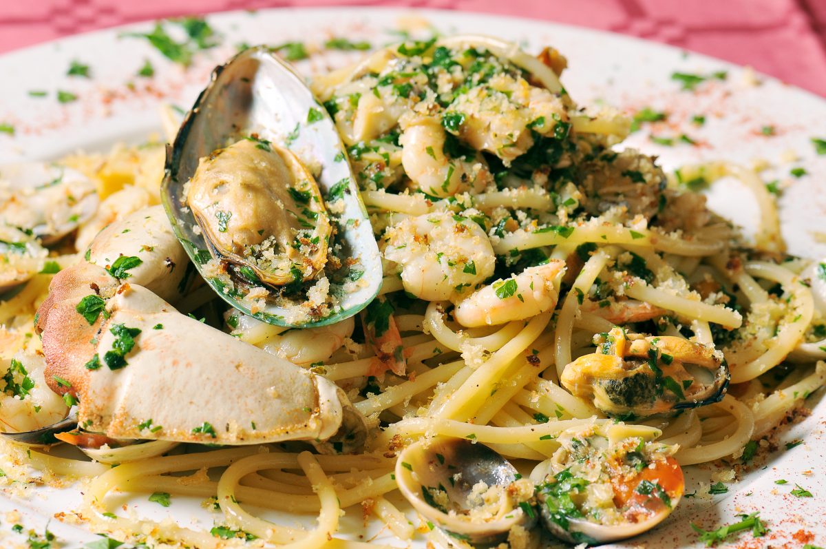 spaghetti cozze e vongole gratinati AdobeStock 63375870