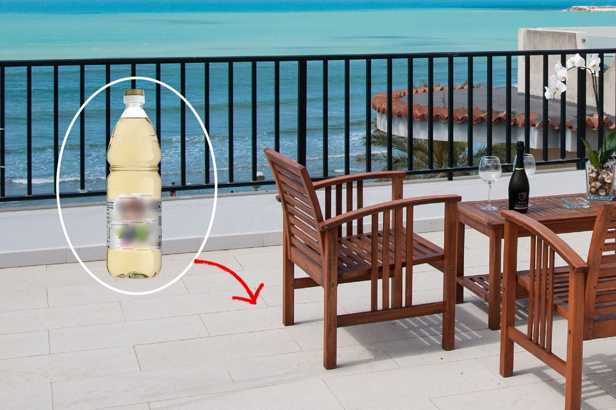 una bottiglia daceto e il aceto balcone