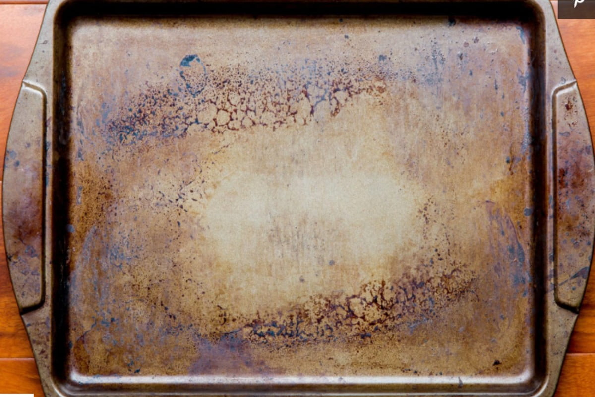 versalo sulla teglia incrostata e come pulire le padelle ed teglie incrostate