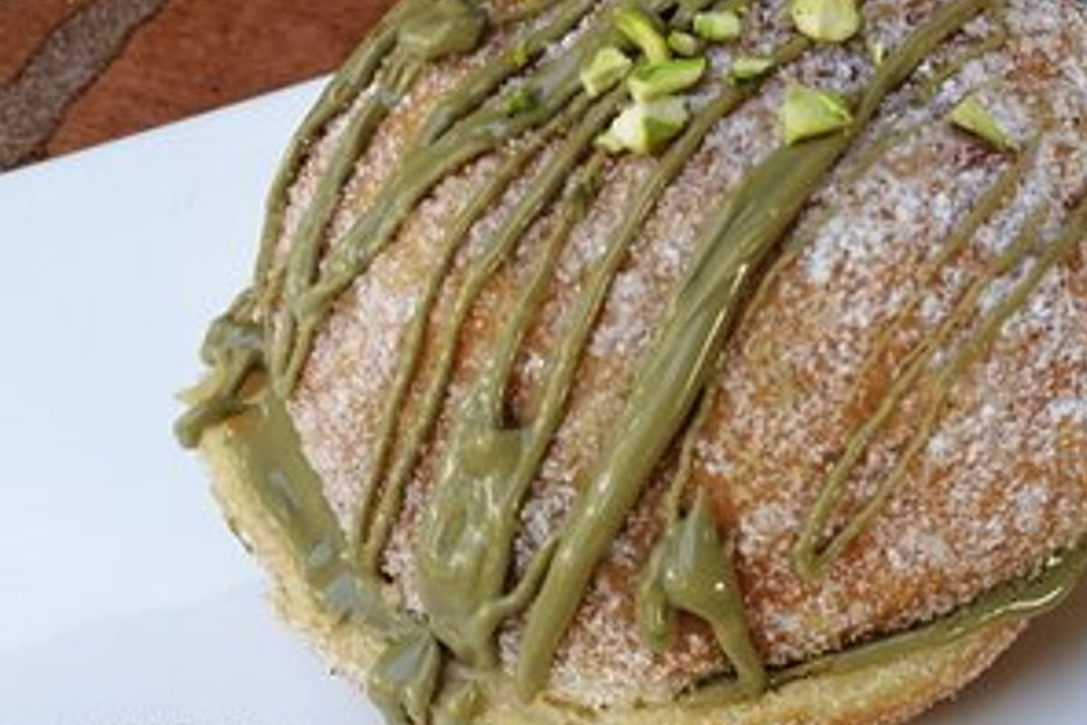 bomboloni con crema di pistacchio bombolone al pistacchio