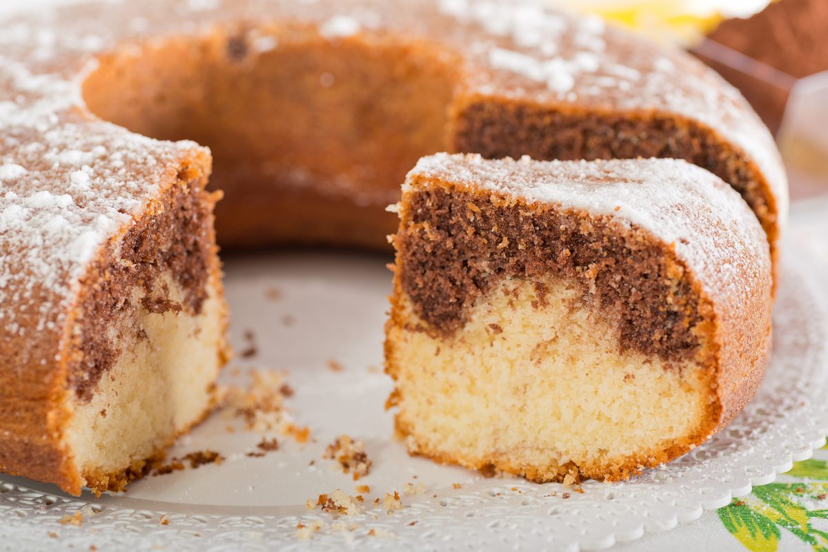 ciambella bicolore ricotta e cacao AdobeStock 58923911 2