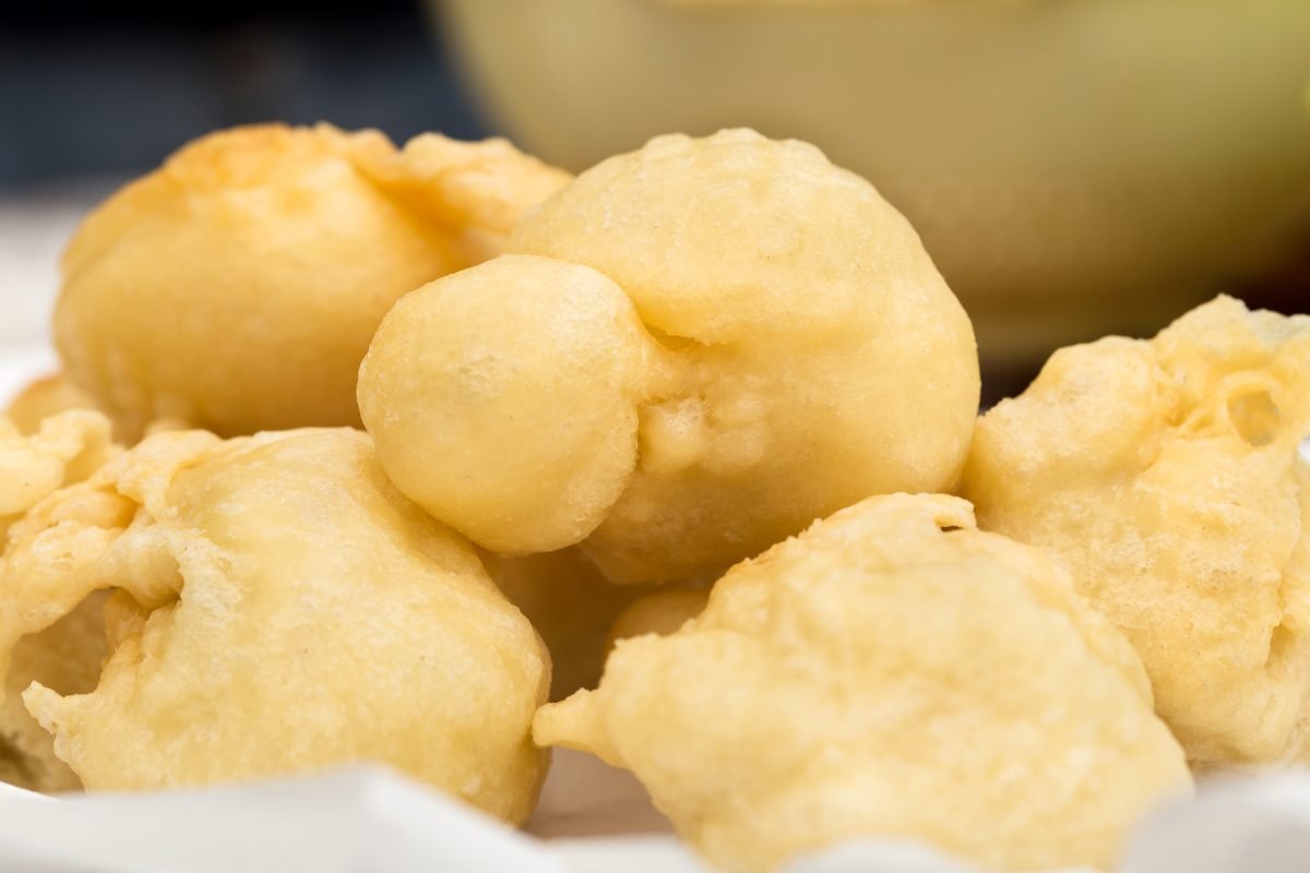 crispedde ricetta tradizionale calabrese dolci AdobeStock 99686343