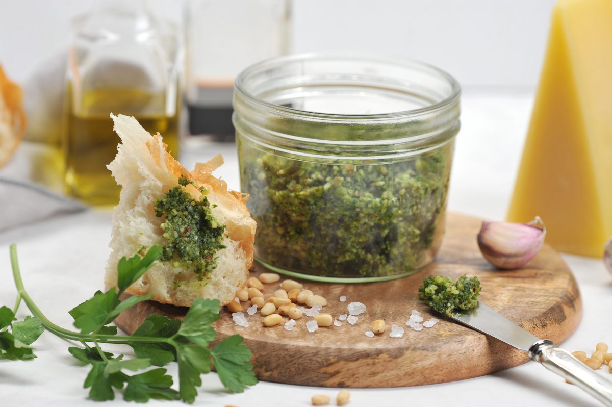 pesto di broccoli e noci AdobeStock 224171922