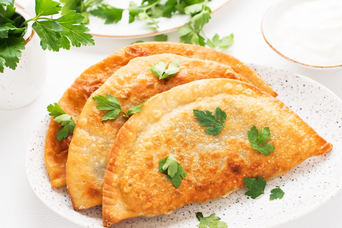 calzone di pasta sfoglia croccante AdobeStock 386034219