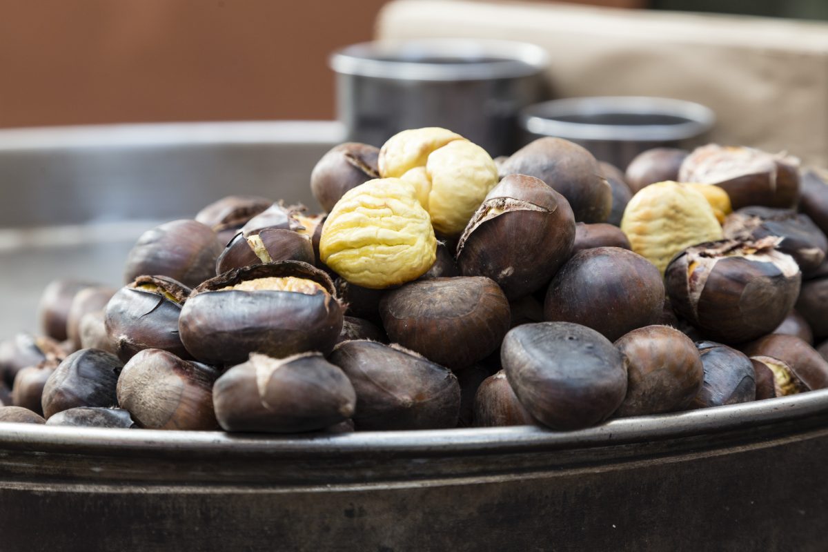 ecco come sbucciare marroni e AdobeStock 92787468