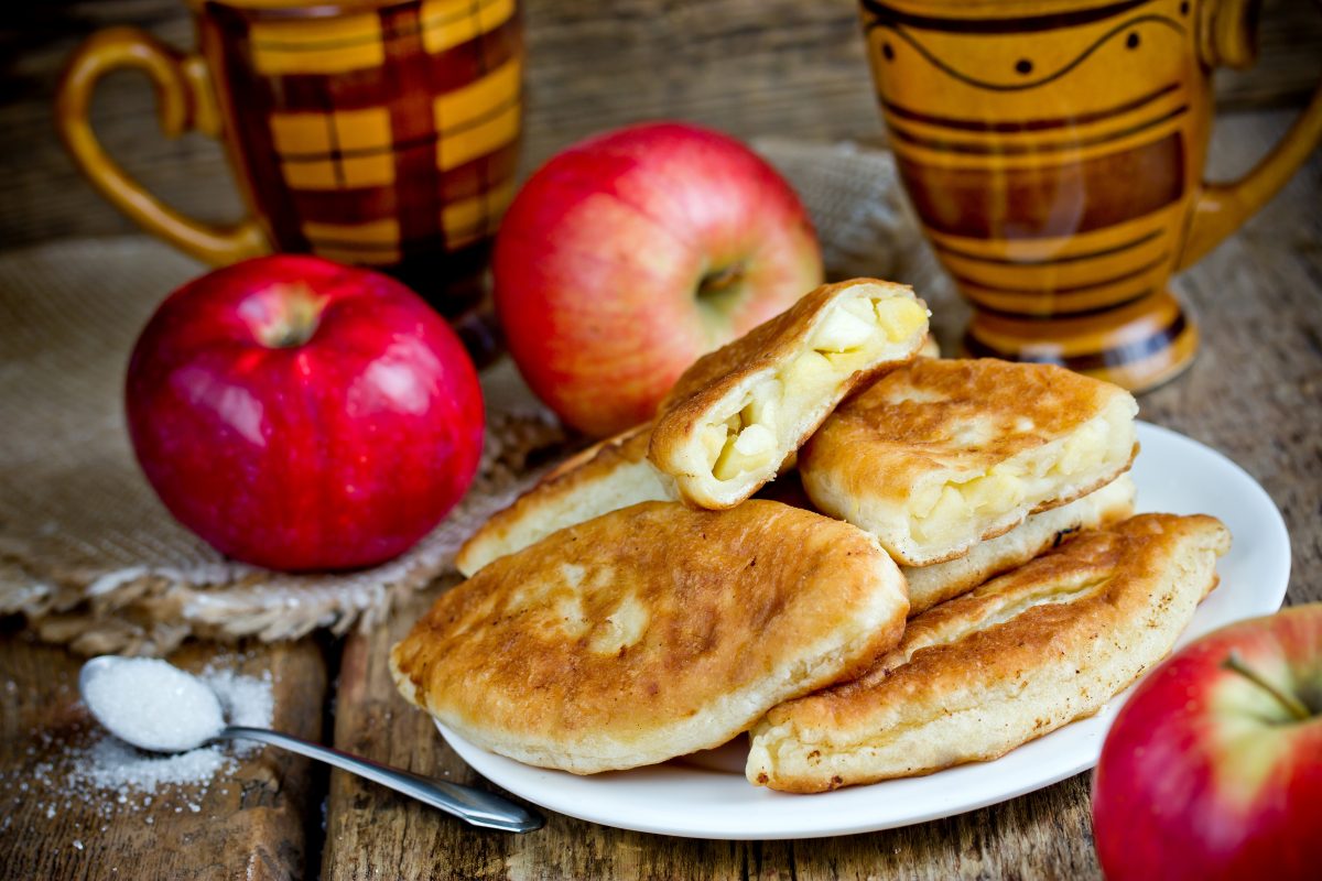 frittelle ripiene con composta di AdobeStock 245871791